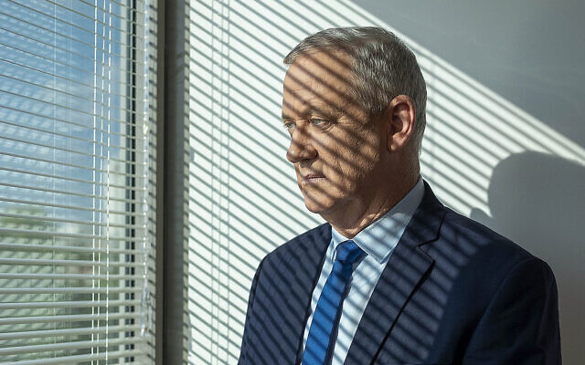 Le chef du parti Kakhol lavan Benny Gantz au siège de son parti, à Tel Aviv, le 12 septembre 2019. (AP Photo/Oded Balilty) Le chef du parti Kakhol lavan Benny Gantz au siège de son parti, à Tel Aviv, le 12 septembre 2019. (AP Photo/Oded Balilty)