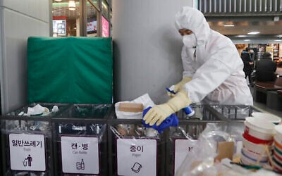 Un employé travaille pour prévenir la propagation d'un nouveau coronavirus à la station Suseo à Séoul, en Corée du Sud, le 24 janvier 2020. (Ahn Young-joon/AP)