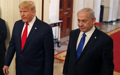 Le président américain Donald Trump (à gauche) et le Premier ministre israélien Benjamin Netanyahu arrivent pour la cérémonie de présentation de sa proposition de paix israélo-palestinienne, le 28 janvier 2020, à Washington, dans la salle Est de la Maison Blanche. (AP Photo/Alex Brandon)