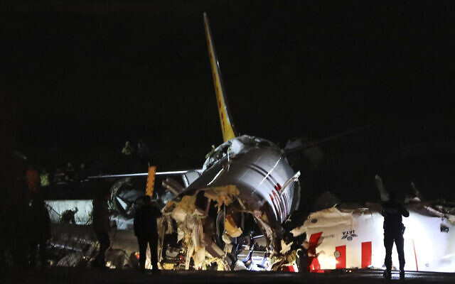 Des membres des services de secours travaillent après qu'un avion a dérapé sur la piste de l'aéroport Sabiha Gökçen d'Istanbul, le 5 février 2020. (Crédit : AP)