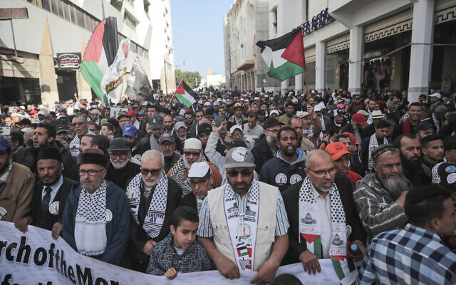 Des manifestants protestent à Rabat au Maroc, le dimanche 9 février 2020. Des milliers de Marocains ont participé à une marche pour rejeter le plan de paix de Trump et pour soutenir les Palestiniens. (Crédit : AP Photo/Mosa'ab Elshamy) Des manifestants protestent à Rabat au Maroc, le dimanche 9 février 2020. Des milliers de Marocains ont participé à une marche pour rejeter le plan de paix de Trump et pour soutenir les Palestiniens. (Crédit : AP Photo/Mosa'ab Elshamy)