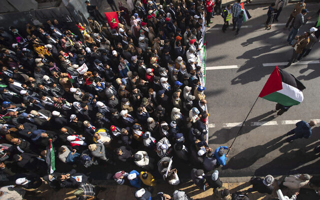 Des manifestants protestent à Rabat au Maroc, le dimanche 9 février 2020. Des milliers de Marocains ont participé à une marche pour rejeter le plan de paix de Trump et pour soutenir les Palestiniens. (Crédit : AP Photo/Mosa'ab Elshamy) Des manifestants protestent à Rabat au Maroc, le dimanche 9 février 2020. Des milliers de Marocains ont participé à une marche pour rejeter le plan de paix de Trump et pour soutenir les Palestiniens. (Crédit : AP Photo/Mosa'ab Elshamy)