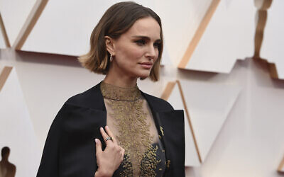 Natalie Portman aux Oscars au Dolby Theatre de Los Angeles, le 9 février 2020, . (Crédit : Jordan Strauss/Invision/AP)