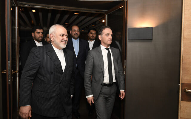 Le ministre allemand des Affaires étrangères Heiko Maas, à droite, rencontre le ministre iranien des Affaires étrangères Mohammad Javad Zarif, à gauche, lors de la 56e conférence de Munich sur la sécurité à Munich, en Allemagne, le 15 février 2020. (Crédit : Thomas Kienzle / Pool via AP)