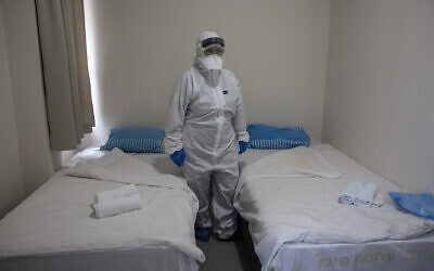 La professeure israélienne Galia Rahavm, cheffe su service des maladies infectieuses, montre l'une des chambres où seront accueillis, en quarantaine, les passagers du Diamond Princess au centre médical Chaim Sheba de Tel Hashomer à Ramat Gan, le 19 février 2020 (Crédit : Heidi Levine/Pool via AP).