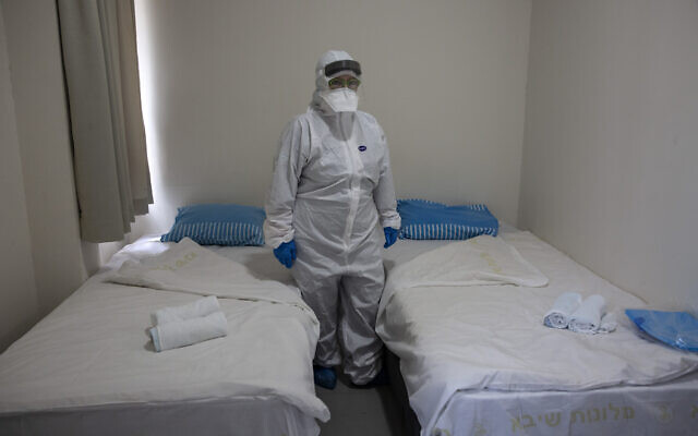 La professeure israélienne Galia Rahavm, cheffe su service des maladies infectieuses, montre l'une des chambres où seront accueillis, en quarantaine, les passagers du Diamond Princess au centre médical Chaim Sheba de Tel Hashomer à Ramat Gan, le 19 février 2020 (Crédit : Heidi Levine/Pool via AP). La professeure israélienne Galia Rahavm, cheffe su service des maladies infectieuses, montre l'une des chambres où seront accueillis, en quarantaine, les passagers du Diamond Princess au centre médical Chaim Sheba de Tel Hashomer à Ramat Gan, le 19 février 2020 (Crédit : Heidi Levine/Pool via AP).