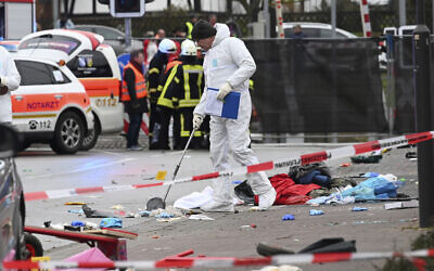 Des policiers et des secouristes se trouvent à côté de l'endroit où une voiture a foncé sur un défilé de carnaval à Volkmarsen, dans le centre de l'Allemagne, le 24 février 2020 (Uwe Zucchi/dpa via AP)