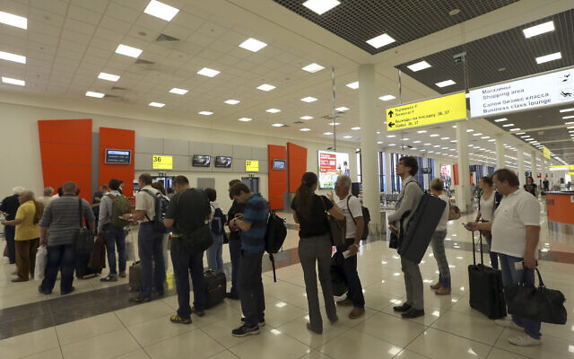 Illustration : Des passagers à l'aéroport international Sheremetyevo de Moscou, Russie, le 27 juin 2013. (Crédit : Sergei Grits/AP)