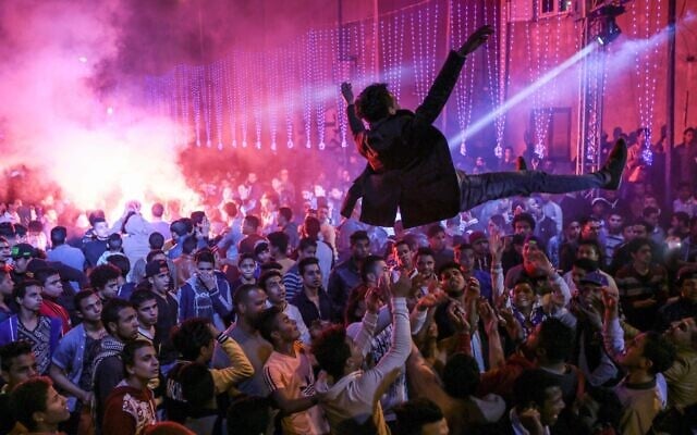 Des jeunes dansent lors d'un mariage à Salam City, une banlieue de la banlieue du Caire, sur une musique de Mahraganat, le 5 mars 2015. (Crédit : AP Photo/Mosa'ab Elshamy) Des jeunes dansent lors d'un mariage à Salam City, une banlieue de la banlieue du Caire, sur une musique de Mahraganat, le 5 mars 2015. (Crédit : AP Photo/Mosa'ab Elshamy)