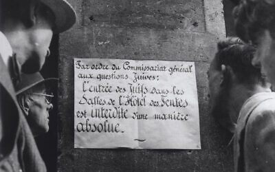 Affiche apposée le 17 juillet 1941 à l’entrée de l’hôtel des ventes aux enchères publiques de la rue Drouot interdisant aux Juifs l’accès aux salles des ventes. (Crédit : Mémorial de la Shoah, Paris)