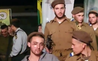 Une des 12 nouvelles recrues blessées lors de l'attentat à la voiture-bélier à Jérusalem mercredi 5 février 2020, assiste à la cérémonie de prestation de serment militaire sur une base de Golani, le 6 février 2020. (Crédit : capture d'écran Twitter)
