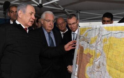 Le Premier ministre Benjamin Netanyahu (G) et l'ambassadeur américain en Israël David Friedman (2e G) dans l'implantation d'Ariel, au nord de la Cisjordanie, le 24 février 2020. (Crédit : David Azagury/ Ambassade des États-Unis à Jérusalem) Le Premier ministre Benjamin Netanyahu (G) et l'ambassadeur américain en Israël David Friedman (2e G) dans l'implantation d'Ariel, au nord de la Cisjordanie, le 24 février 2020. (Crédit : David Azagury/ Ambassade des États-Unis à Jérusalem)