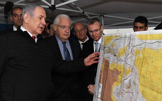 Le Premier ministre Benjamin Netanyahu (G) et l'ambassadeur américain en Israël David Friedman (2e G) dans l'implantation d'Ariel, au nord de la Cisjordanie, le 24 février 2020. (Crédit : David Azagury/ Ambassade des États-Unis à Jérusalem) Le Premier ministre Benjamin Netanyahu (G) et l'ambassadeur américain en Israël David Friedman (2e G) dans l'implantation d'Ariel, au nord de la Cisjordanie, le 24 février 2020. (Crédit : David Azagury/ Ambassade des États-Unis à Jérusalem)