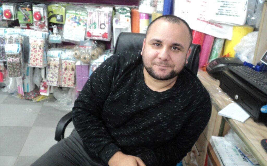 Mahmoud El-Khattib dans son magasin à Bartaa, Israël, le 3 février 2019. (Nathan Jeffay/Times of Israel)