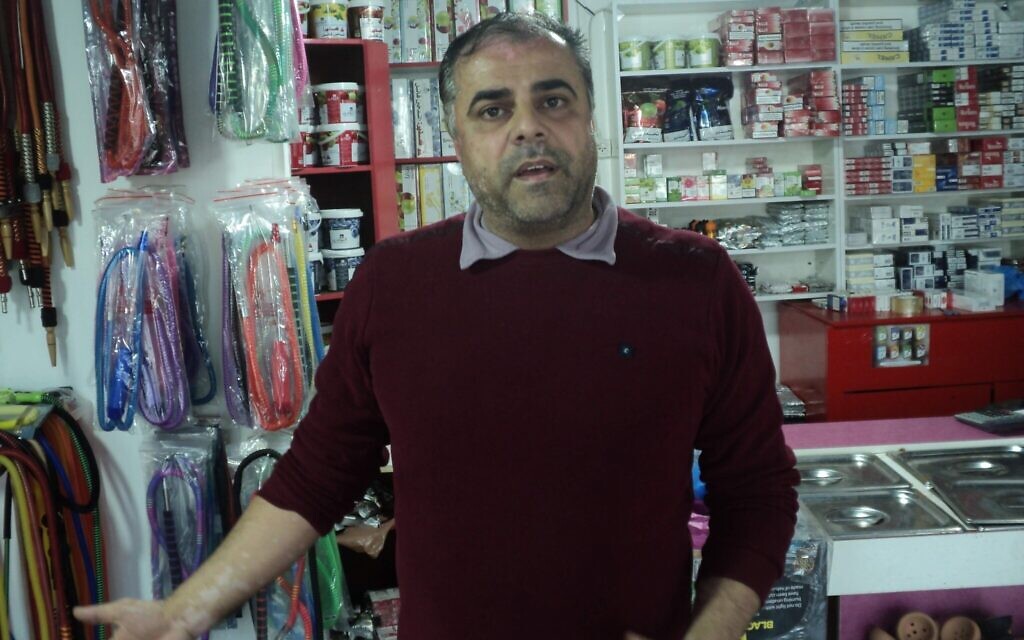 Andy Alyones dans son magasin de Bartaa, en Israël, le 3 février 2019. (Nathan Jeffay/Times of Israel)