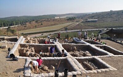Des archéologues fouillant les vestiges de la cité biblique de Lachish, où une inscription en alphabet cananéen datant du 12e siècle avant l'ère commune a été retrouvée en 2014. (Autorisation de Yossi Garfinkel, Université hébraïque)