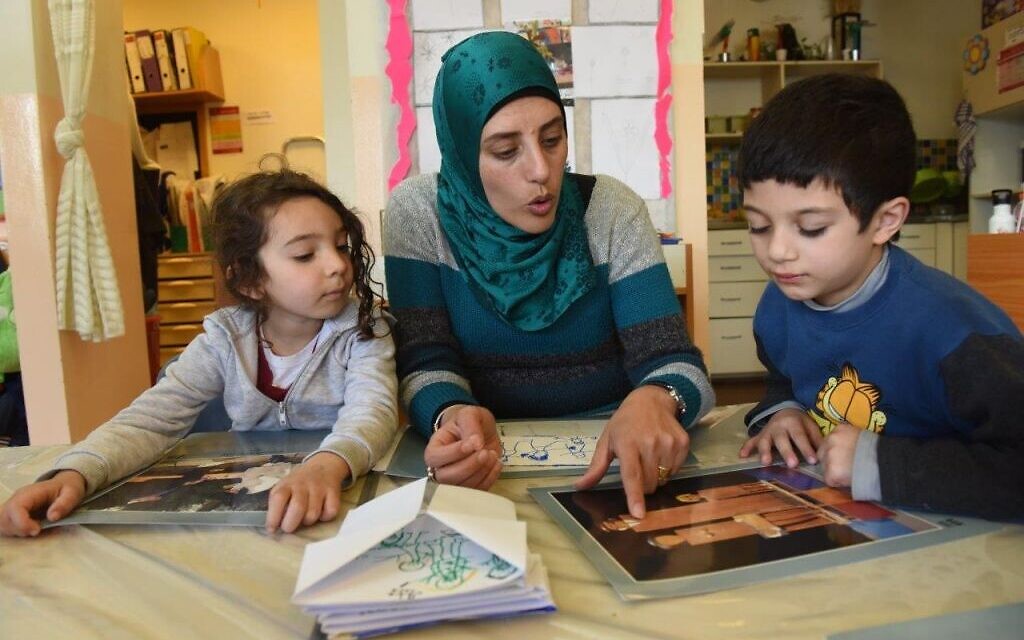 Illustration : Des étudiants apprennent dans une école israélienne "Hand in Hand", où le programme est à la fois en hébreu et en arabe. (Avec l'aimable autorisation de Debbie Hill)