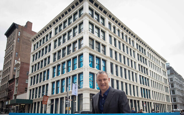 Erel Margalit devant le centre de cybersécurité de Margalit Startup City/JVP, un projet commun avec la ville de New York, le 3 février 2020. (Autorisation/Shahar Azran) Erel Margalit devant le centre de cybersécurité de Margalit Startup City/JVP, un projet commun avec la ville de New York, le 3 février 2020. (Autorisation/Shahar Azran)