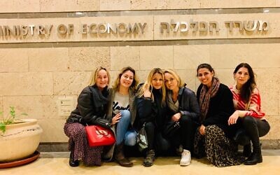 Les femmes de l’association « Elles ! Les Audacieuses » au ministère de l’Economie israélien. (Crédit : Virgine Atlan / Elles ! Les Audacieuses / Twitter)