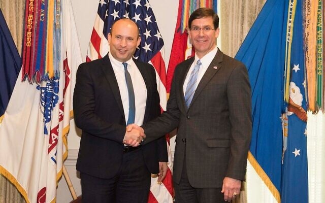 Le ministre israélien de la Défense Naftali Bennett, à gauche, rencontre le secrétaire américain à la Défense Mark Esper à Washington, le 4 février 2020 (Crédit : Département de la Défense américain)