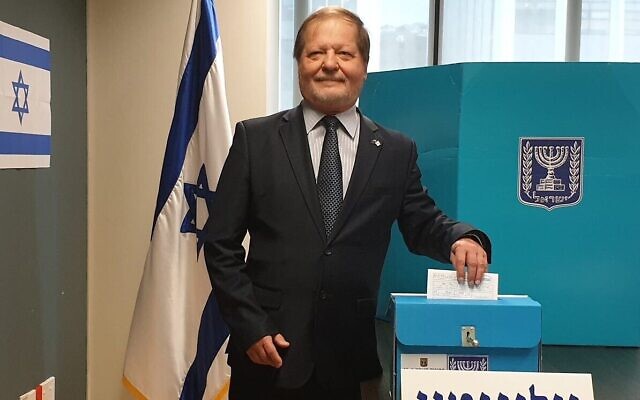 Itzhak Gerberg, l'ambassadeur israélien en Nouvelle-Zélande, place son bulletin dans l'urne à Wellington, le 19 février 2020 (Crédit : Ministère israélien des Affaires étrangères)