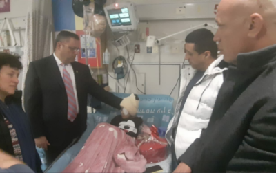 Le maire de Jérusalem Moshe Lion (2e à gauche) au chevet de Malik Eissa, 9 ans, sur lequel a tiré un policier israélien à Issawiya, le 22 février 2020. (Capture écran/Twitter) Le maire de Jérusalem Moshe Lion (2e à gauche) au chevet de Malik Eissa, 9 ans, sur lequel a tiré un policier israélien à Issawiya, le 22 février 2020. (Capture écran/Twitter)