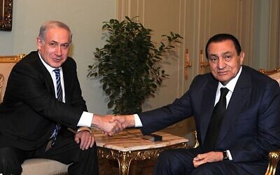 Benjamin Netanyahu et le président égyptien Hosni Mubarak au Caire, en juillet 2010. (Crédit : Moshe Milner/Government Press Office/Flash90)