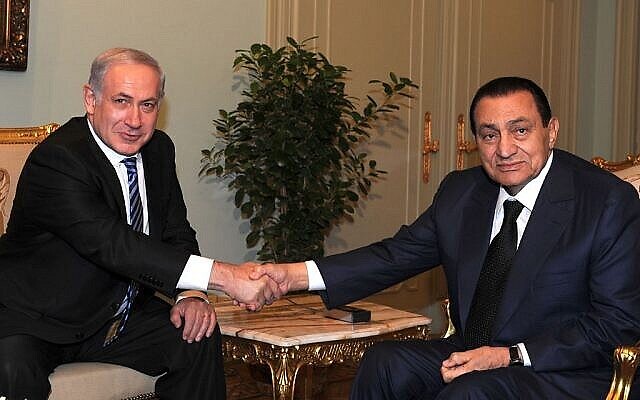 Benjamin Netanyahu et le président égyptien Hosni Mubarak au Caire, en juillet 2010. (Crédit : Moshe Milner/Government Press Office/Flash90)