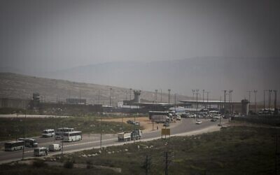 Le point de passage de Qalandiya près de la zone industrielle d'Atarot, entre Jérusalem-Est et la Cisjordanie, vu le 7 avril 2015. (Hadas Parush/Flash90)