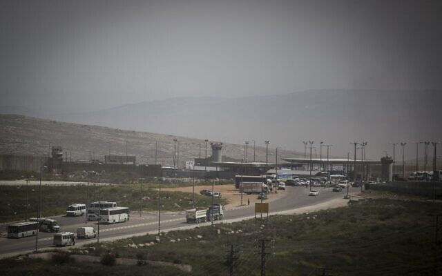 Le point de passage de Qalandiya près de la zone industrielle d'Atarot, entre Jérusalem-Est et la Cisjordanie, vu le 7 avril 2015. (Hadas Parush/Flash90) Le point de passage de Qalandiya près de la zone industrielle d'Atarot, entre Jérusalem-Est et la Cisjordanie, vu le 7 avril 2015. (Hadas Parush/Flash90)