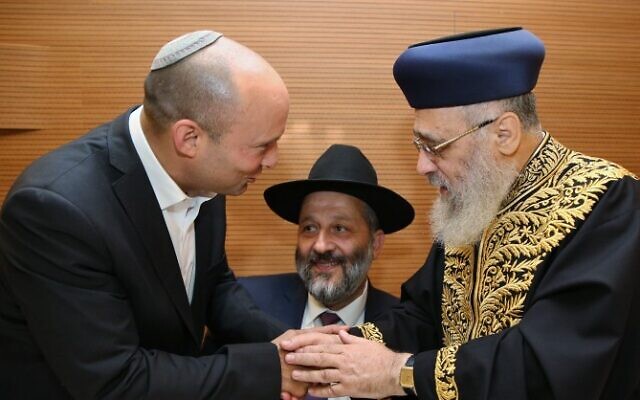 Naftali Bennett (g) et Aryeh Deri (c) avec le grand-rabbin Yitzhak Yosef (d), avant le mariage de la fille de Yosef, le 2 juin 2016. (Crédit : Yaakov Cohen/Flash90)