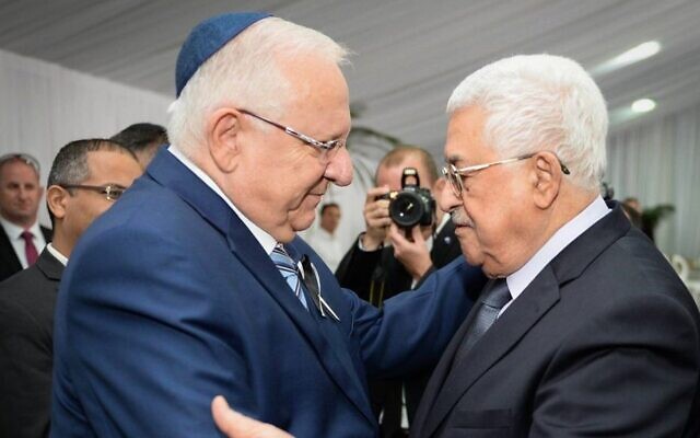 Le président Reuven Rivlin, à gauche, et le président de l'Autorité palestinienne Mahmoud Abbas pendant les funérailles d'état du défunt 9e président Shimon Peres, au cimetière du mont Herzl, à Jérusalem, le 30 septembre 2016. (Crédit : Mark Neyman/GPO)