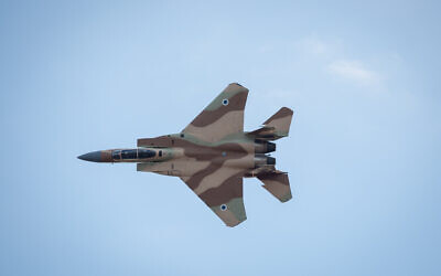 Illustration -- Un chasseur F-15 de l'Armée de l'air israélienne participe à un spectacle aérien lors de la cérémonie de remise des diplômes aux soldats ayant suivi le cours de vol de l'AAI, à la base aérienne de Hatzerim dans le désert du Néguev, le 29 décembre 2016. (Miriam Alster/Flash90)