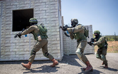 Photo d'illustration. Des soldats israéliens de l'unité de lutte contre le terrorisme d eLotar lors d'un entraînement sur la base militaire d'Adam, près de Modiin, le 22 juillet 2019 (Crédit : Yonatan Sindel/Flash90) Photo d'illustration. Des soldats israéliens de l'unité de lutte contre le terrorisme d eLotar lors d'un entraînement sur la base militaire d'Adam, près de Modiin, le 22 juillet 2019 (Crédit : Yonatan Sindel/Flash90)