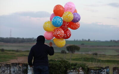 Des ballons attachés à un dispositif incendiaire sur le point d'être lancés vers Israël, à proximité du camp de réfugiés d'Al-Bureij, dans le centre de la bande de Gaza, le 22 janvier 2019 (Crédit : Ail Ahmed/Flash90) Des ballons attachés à un dispositif incendiaire sur le point d'être lancés vers Israël, à proximité du camp de réfugiés d'Al-Bureij, dans le centre de la bande de Gaza, le 22 janvier 2019 (Crédit : Ail Ahmed/Flash90)