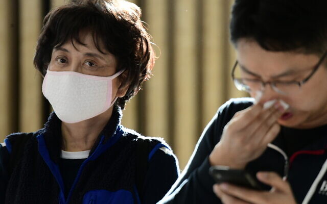 Une femme arbore un masque de protection dans le hall des arrivées de l'aéroport Ben-Gurion, près de Tel Aviv, le 30 janvier 2020 (Crédit : Tomer Neuberg/Flash90) Une femme arbore un masque de protection dans le hall des arrivées de l'aéroport Ben-Gurion, près de Tel Aviv, le 30 janvier 2020 (Crédit : Tomer Neuberg/Flash90)