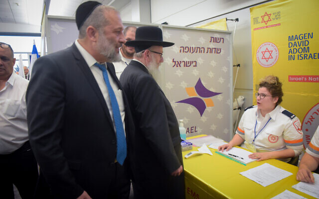 Le ministre de l'Intérieur Aryeh Deri, à gauche, et le ministre de la Santé Yaakov Litzman rencontrent les personnels médicaux suite aux informations transmises sur le coronavirus meurtrier à l'aéroport international Ben-Gurion, le 2 février 2020 (Crédit : Avshalom Shoshani/Flash90) Le ministre de l'Intérieur Aryeh Deri, à gauche, et le ministre de la Santé Yaakov Litzman rencontrent les personnels médicaux suite aux informations transmises sur le coronavirus meurtrier à l'aéroport international Ben-Gurion, le 2 février 2020 (Crédit : Avshalom Shoshani/Flash90)