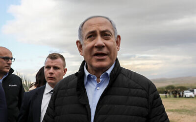 Le Premier ministre Benjamin Netanyahu dans l'implantation de Mevoot Yericho à l'occasion de la fête juive de Tou Bichvat dans la vallée du Jourdain, en Cisjordanie, le 10 février 2020. (Crédit : Flash90) Le Premier ministre Benjamin Netanyahu dans l'implantation de Mevoot Yericho à l'occasion de la fête juive de Tou Bichvat dans la vallée du Jourdain, en Cisjordanie, le 10 février 2020. (Crédit : Flash90)