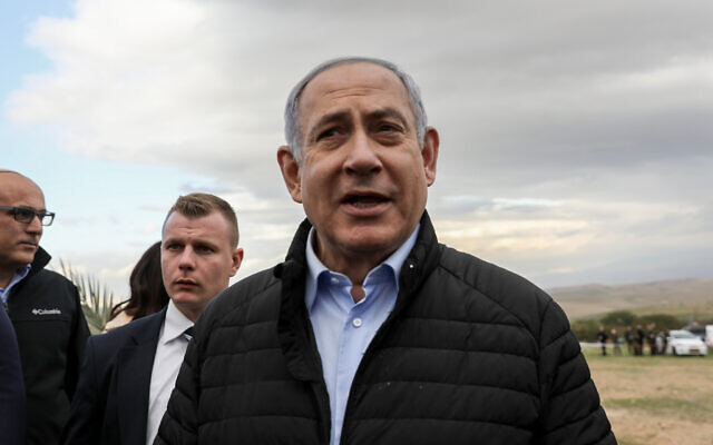 Le Premier ministre Benjamin Netanyahu dans l'implantation de Mevoot Yericho à l'occasion de la fête juive de Tou Bichvat dans la vallée du Jourdain, en Cisjordanie, le 10 février 2020. (Crédit : Flash90) Le Premier ministre Benjamin Netanyahu dans l'implantation de Mevoot Yericho à l'occasion de la fête juive de Tou Bichvat dans la vallée du Jourdain, en Cisjordanie, le 10 février 2020. (Crédit : Flash90)