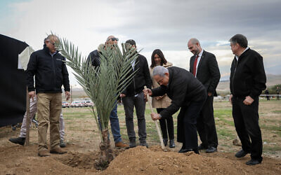 Le Premier ministre Benjamin Netanyahu plante un arbre au cours d'une cérémonie pour la fête juive de Bishvat, dans l'implantation de Mevoot Yeriho, en Cisjordanie, dans la vallée du Jourdain, le 10 février 2020 (Crédit : Flash90) Le Premier ministre Benjamin Netanyahu plante un arbre au cours d'une cérémonie pour la fête juive de Bishvat, dans l'implantation de Mevoot Yeriho, en Cisjordanie, dans la vallée du Jourdain, le 10 février 2020 (Crédit : Flash90)