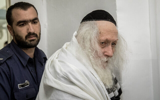 Le rabbin Eliezer Berland arrive pour une audience au tribunal de première instance de Jérusalem, le 13 février 2020. (Yonatan Sindel/Flash90) Le rabbin Eliezer Berland arrive pour une audience au tribunal de première instance de Jérusalem, le 13 février 2020. (Yonatan Sindel/Flash90)