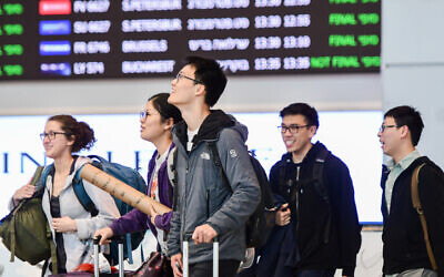 Des voyageurs à l'aéroport Ben-Gurion, le 17 février 2020 (Crédit :Avshalom Shoshani/Flash90)