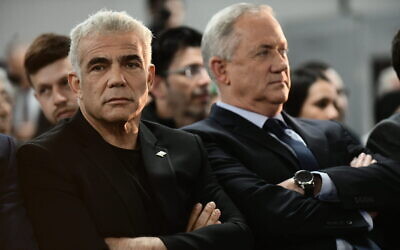 Yair Lapid (à gauche) et Benny Gantz, chef du parti Kakhol lavan, devant leurs partisans à Tel Aviv, le 20 février 2020. (Tomer Neuberg/FLASH90)