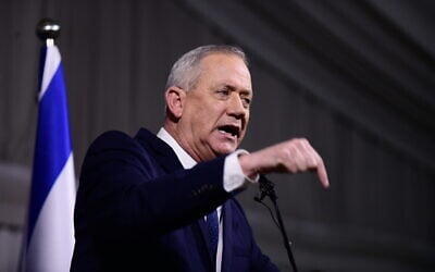 Le chef du parti Kakhol lavan, Benny Gantz, lors d'une conférence de presse à l'hôtel Kfar Maccabiah, Ramat Gan, le 26 février 2020. (Tomer Neuberg/Flash90) Le chef du parti Kakhol lavan, Benny Gantz, lors d'une conférence de presse à l'hôtel Kfar Maccabiah, Ramat Gan, le 26 février 2020. (Tomer Neuberg/Flash90)