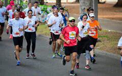 Des coureurs participent à un marathon dans la ville côtière israélienne de Tel Aviv le 28 février 2020 (Avshalom Sassoni/Flash90)