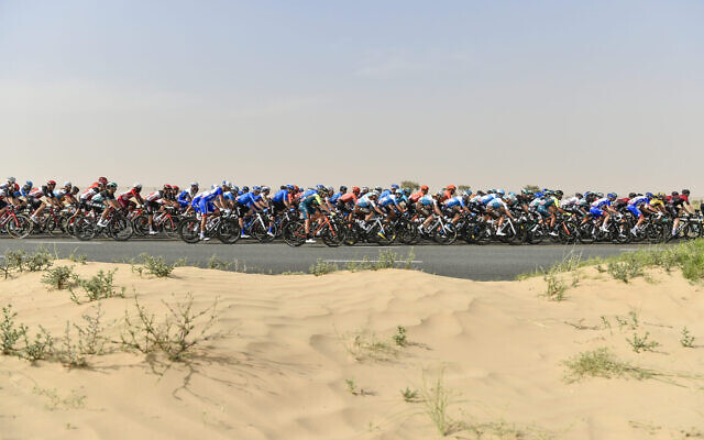 Le peloton lors de la première étape du UAE Tour, à Dubaï, le 23 février 2020. (Crédit : theuaetour.com / LaPresse / Fabio Ferrari) Le peloton lors de la première étape du UAE Tour, à Dubaï, le 23 février 2020. (Crédit : theuaetour.com / LaPresse / Fabio Ferrari)