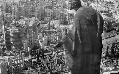Vue de Dresde depuis la tour de l'hôtel de ville après les bombardements alliés, en 1945. (CC BY-SA 3.0 DE/Wikipedia)