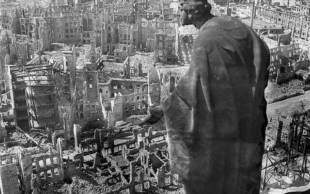 Vue de Dresde depuis la tour de l'hôtel de ville après les bombardements alliés, en 1945. (CC BY-SA 3.0 DE/Wikipedia)