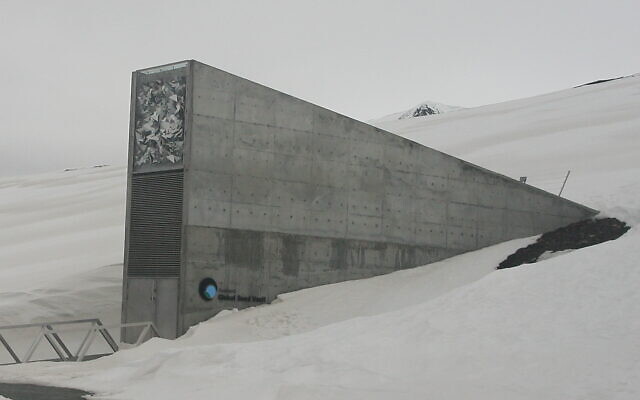 La Réserve mondiale de semences du Svalbard, une chambre forte souterraine sur l'île norvégienne du Spitzberg destinée à conserver dans un lieu sécurisé des graines de toutes les cultures vivrières de la planète et ainsi de préserver la diversité génétique. Le projet a été réalisé par l'architecte Peter W. Søderman1. (Crédit : Wikimedia Commons) La Réserve mondiale de semences du Svalbard, une chambre forte souterraine sur l'île norvégienne du Spitzberg destinée à conserver dans un lieu sécurisé des graines de toutes les cultures vivrières de la planète et ainsi de préserver la diversité génétique. Le projet a été réalisé par l'architecte Peter W. Søderman1. (Crédit : Wikimedia Commons)