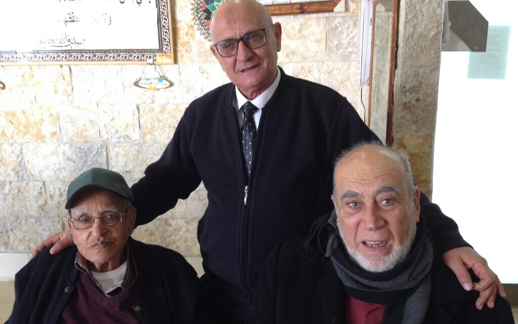 Garwi Zahadi (au centre) avec des amis à Kafr Qara, en Israël, le 4 février 2019. (Nathan Jeffay/Times of Israel)